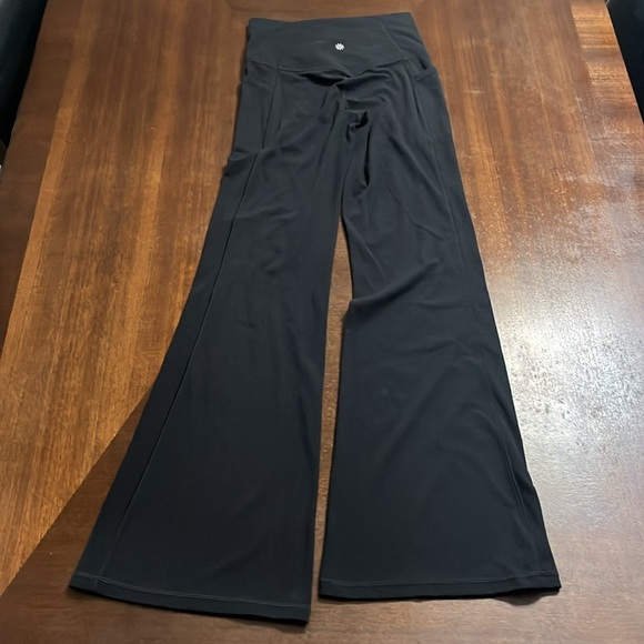 ATHLETA SALUTATION STASH HIGH RISE FLARE PANT - Picture 7 of 9